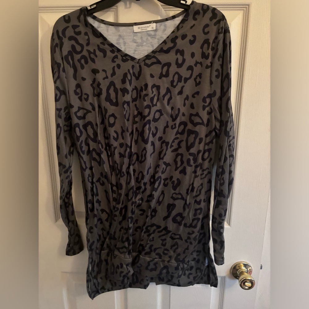 Maysoar Grey Leopard Print Top - Size XL​